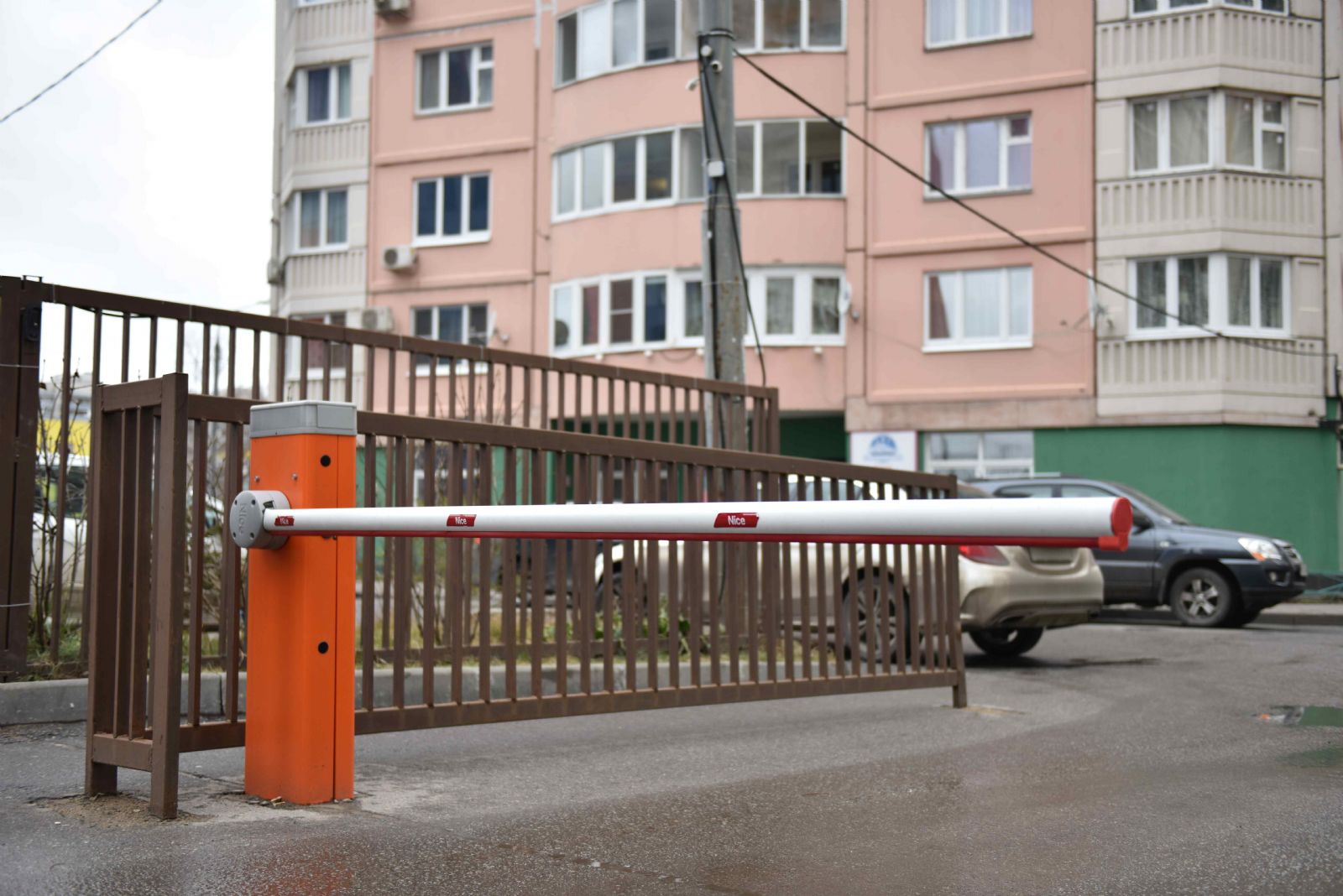 Огородить многоквартирный дом забором. Шлагбаум во дворе. Шлагбаум в многоквартирном доме. Шлагбаум на придомовой территории. Шлагбаум на въезде во двор многоквартирного дома.