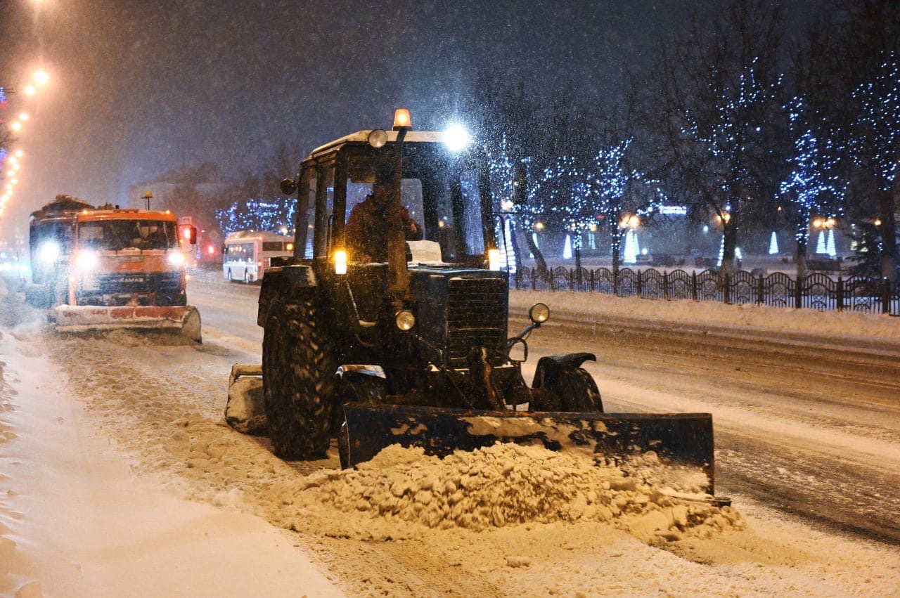 В Москве и области объявлен желтый уровень погодной опасности. Предупреждение связано с сильным снегопадом и обледенением, а также метелью, гололедицей и снежными заносами на дорогах. 