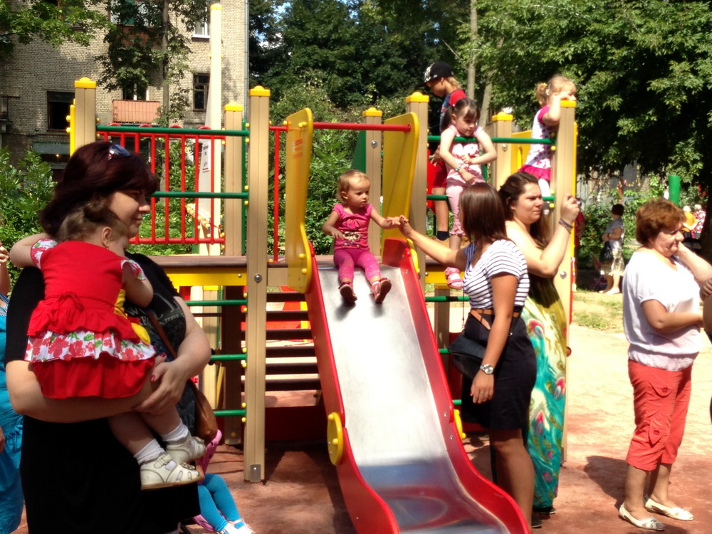 В Балашихе продолжается установка детских площадок