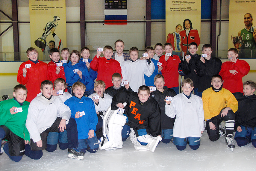 Федерация хоккея Московской области выдала  первые индивидуальные пластиковые карточки хоккеиста