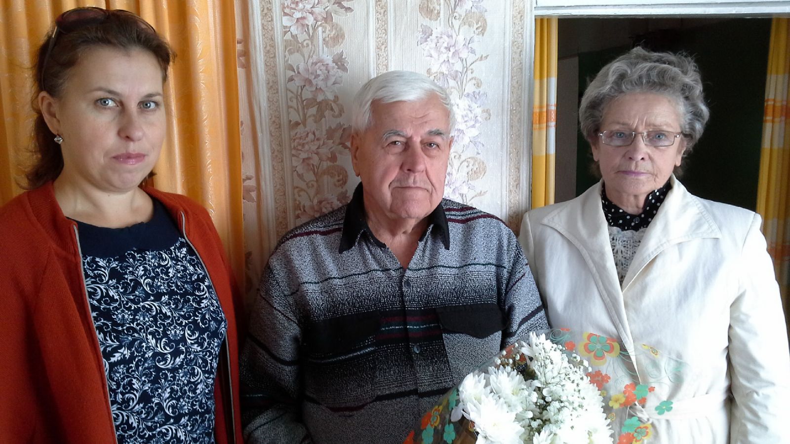 Сотрудники Лосино-Петровского ЗАГС поздравили супругов с "изумрудной" свадьбой